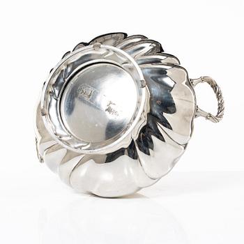 C.G. Hallberg, Terrin med lock, silver, rokokostil, Stockholm 1910.