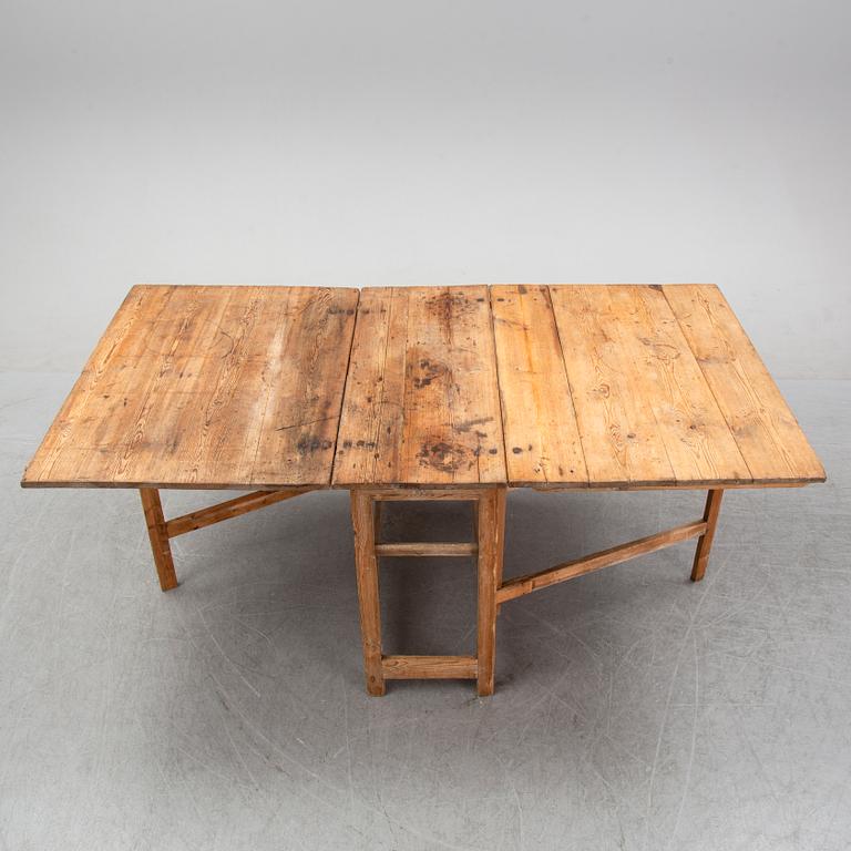 A gate leg table, first half of the 19th century.