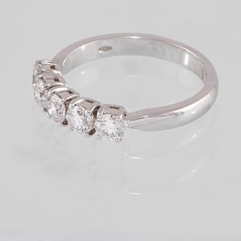 RING, 18k vitguld med 5 briljantslipade diamanter,1.01 ct. Vikt 3,9 g.