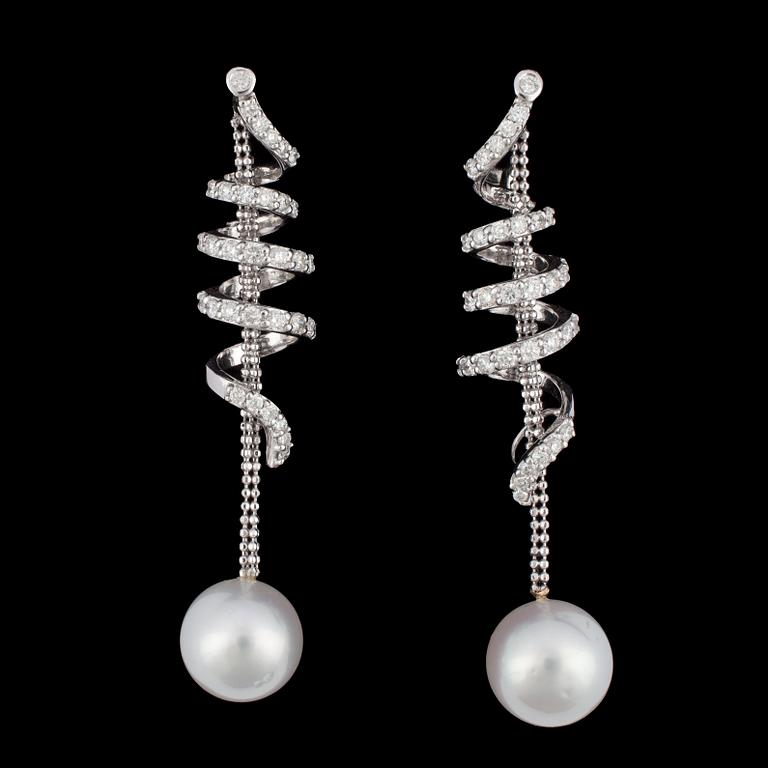 ÖRHÄNGEN, odlade Soute sea pärlor med briljantslipade diamanter, tot. 1.86 cts.