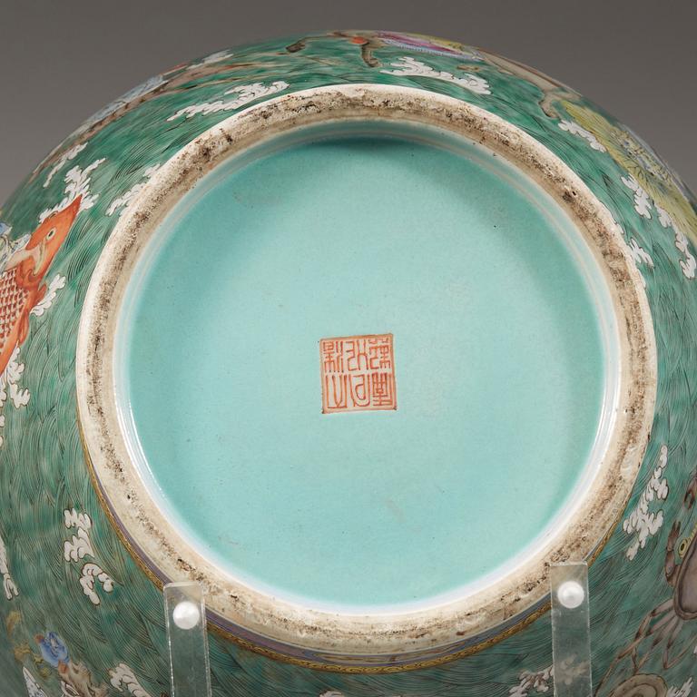 An enameled vase, late Qing dynasty with seal mark.