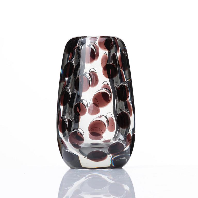 Saara Hopea, a 'Panther' glass vase, Nuutajärvi Notsjö, Finland 1955.