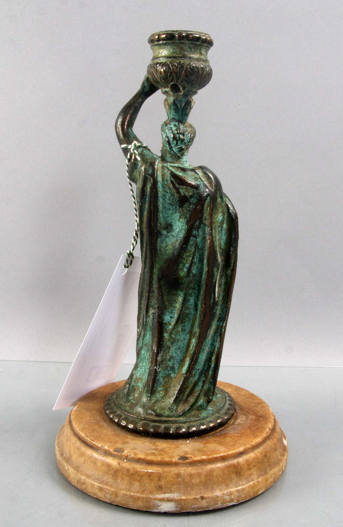 LJUSSTAKE, 1900-tal, patinerad brons med fot av marmor.