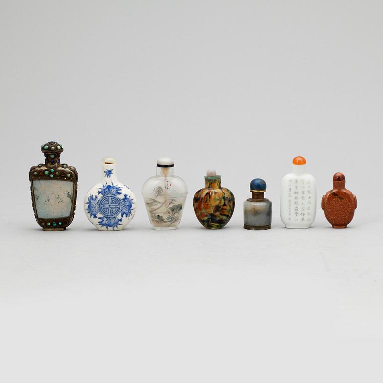 SNUSFLASKOR, sju stycken, porslin, glas, sten. Kina, 18/1900- tal.