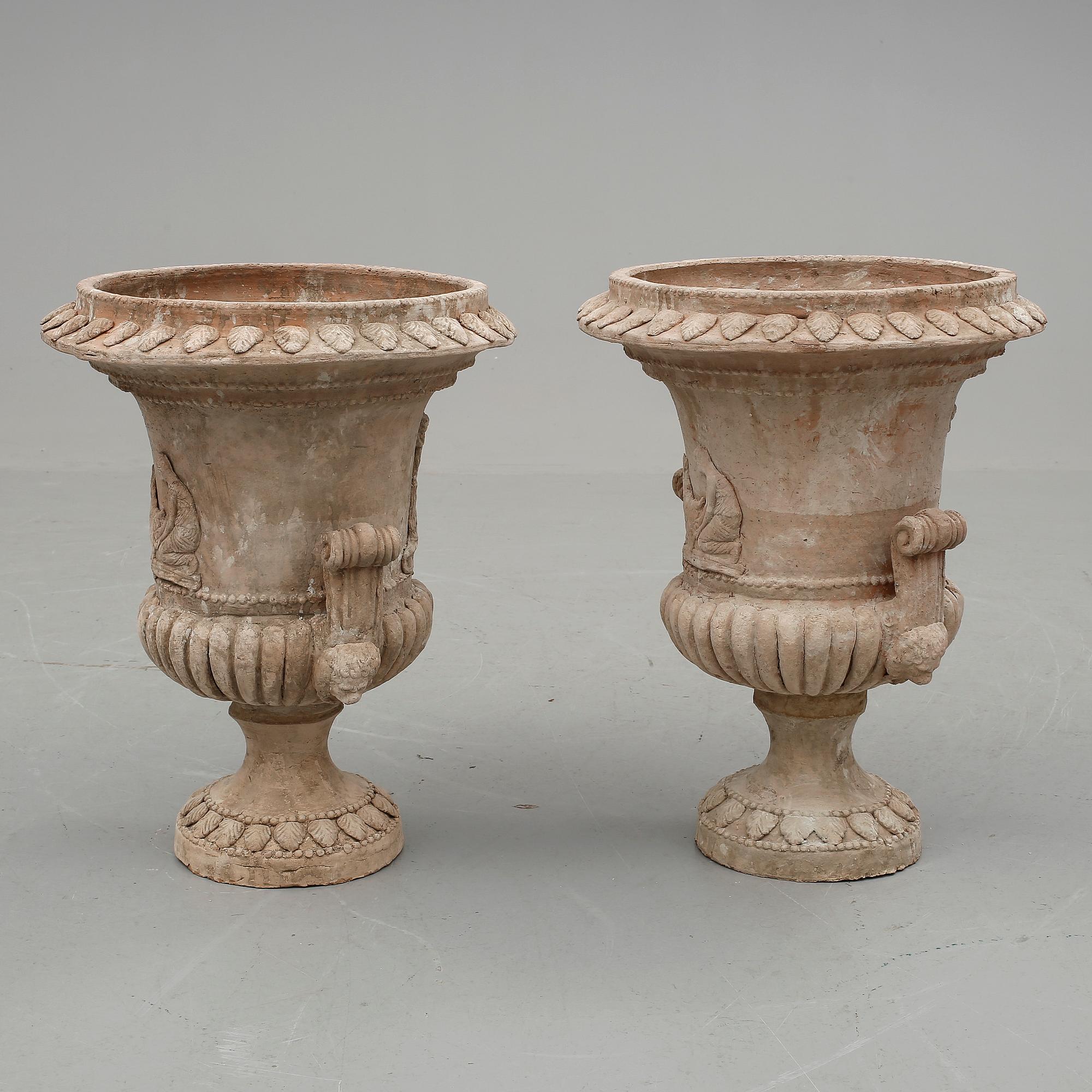 TRÄDGÅRDSURNOR, ett par, stengods, 1900-tal.