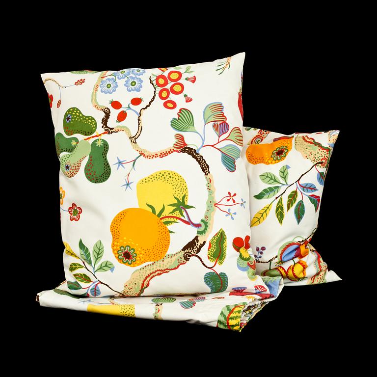 KUDDAR 2 st samt GARDINKAPPA, "Vegetable Treee", tyg design Josef Frank för Svenskt Tenn Stockholm.