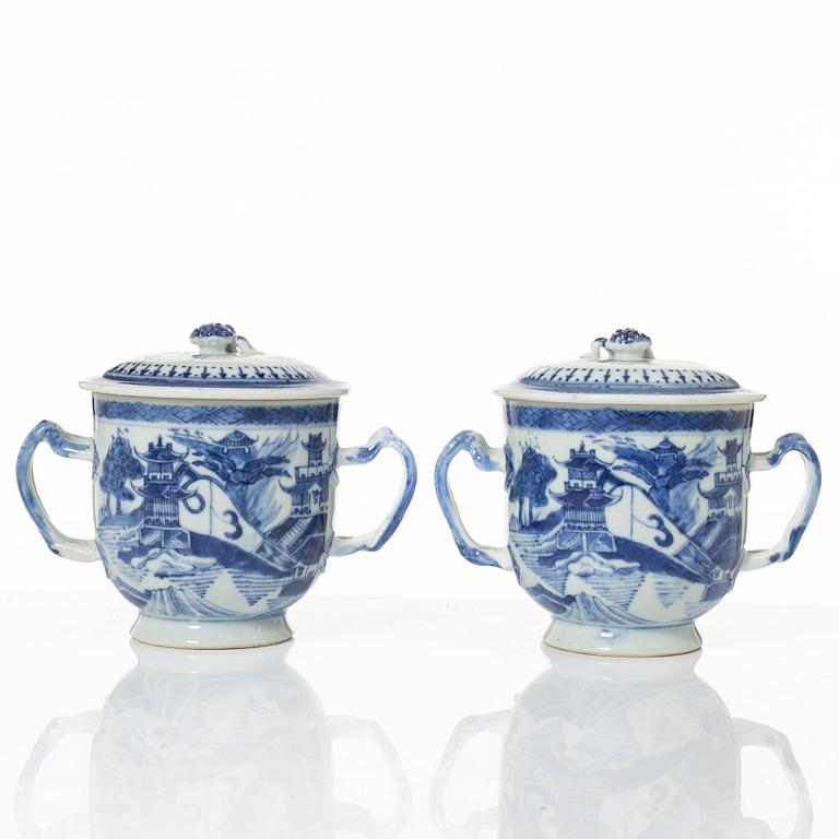 Mugg samt två muggar med lock, porslin, Kina, Qingdynastin, 1700-1800-tal.