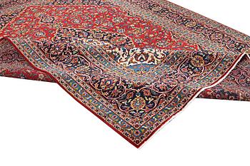 A carpet, Kashan, ca 373 x 282 cm.