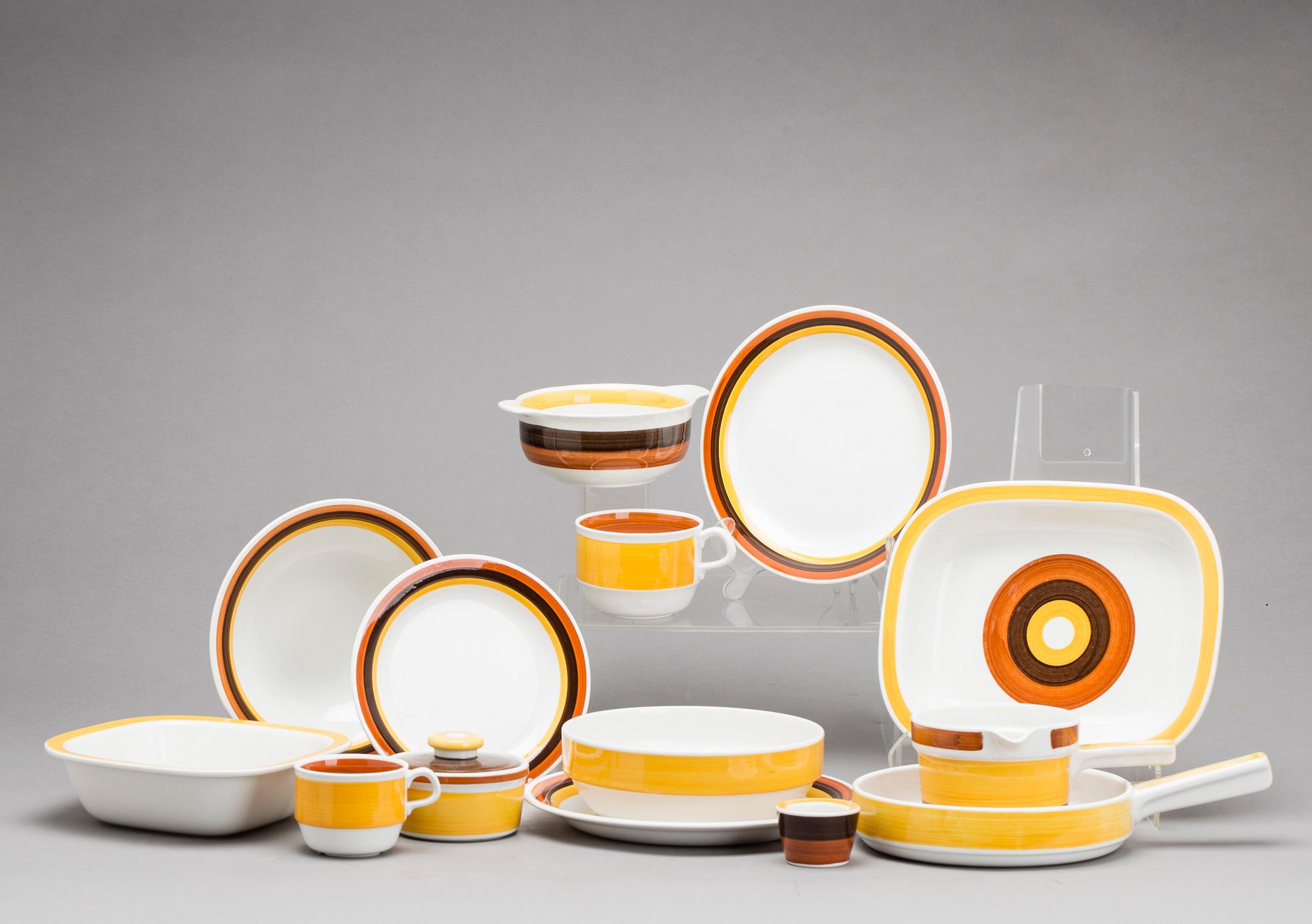 CARL-HARRY STÅLHANE, MATSERVIS, flintgods, ca 59 delar, "Fokus", Rörstrand, 1970-tal.