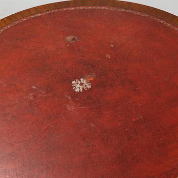 A mahogany carousel table, first half of the 20th Century.