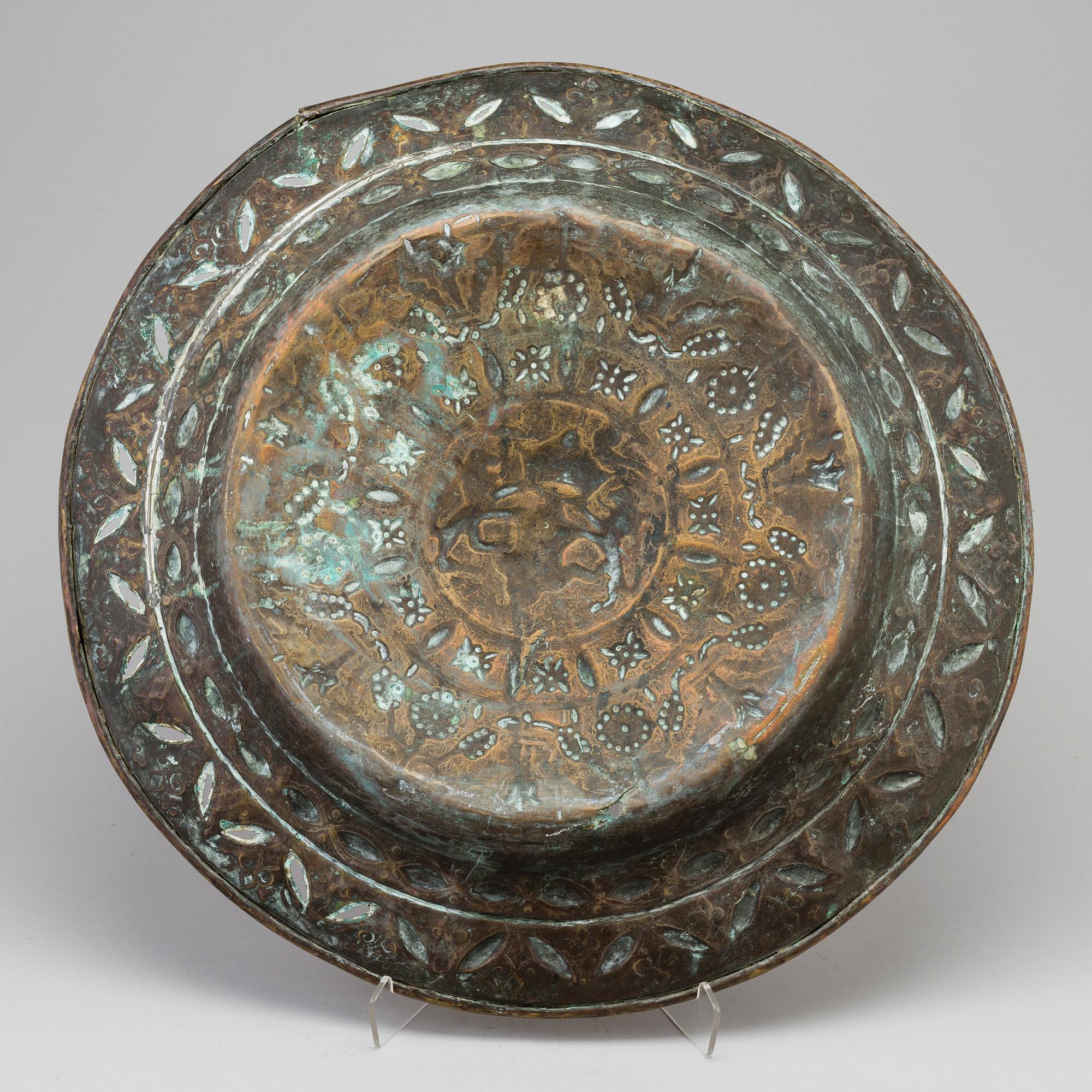 A 17TH CENTURY BRASS DISH.