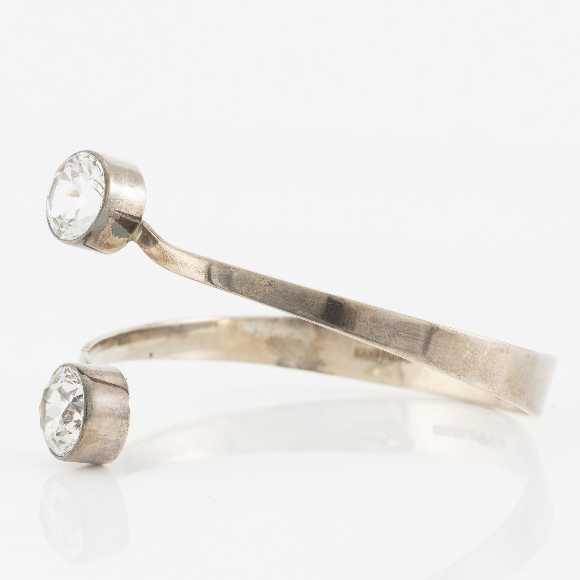 Gert Thysell, Gussi, armring silver med syntetisk vit spinell.
