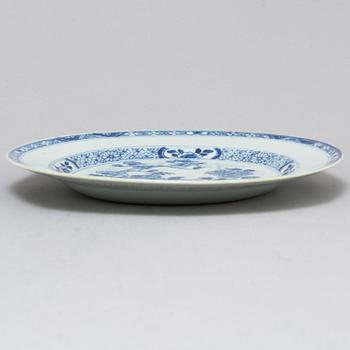 A set of six blue and white dinner plates, Qingdynastin, Qianlong (1736-95).