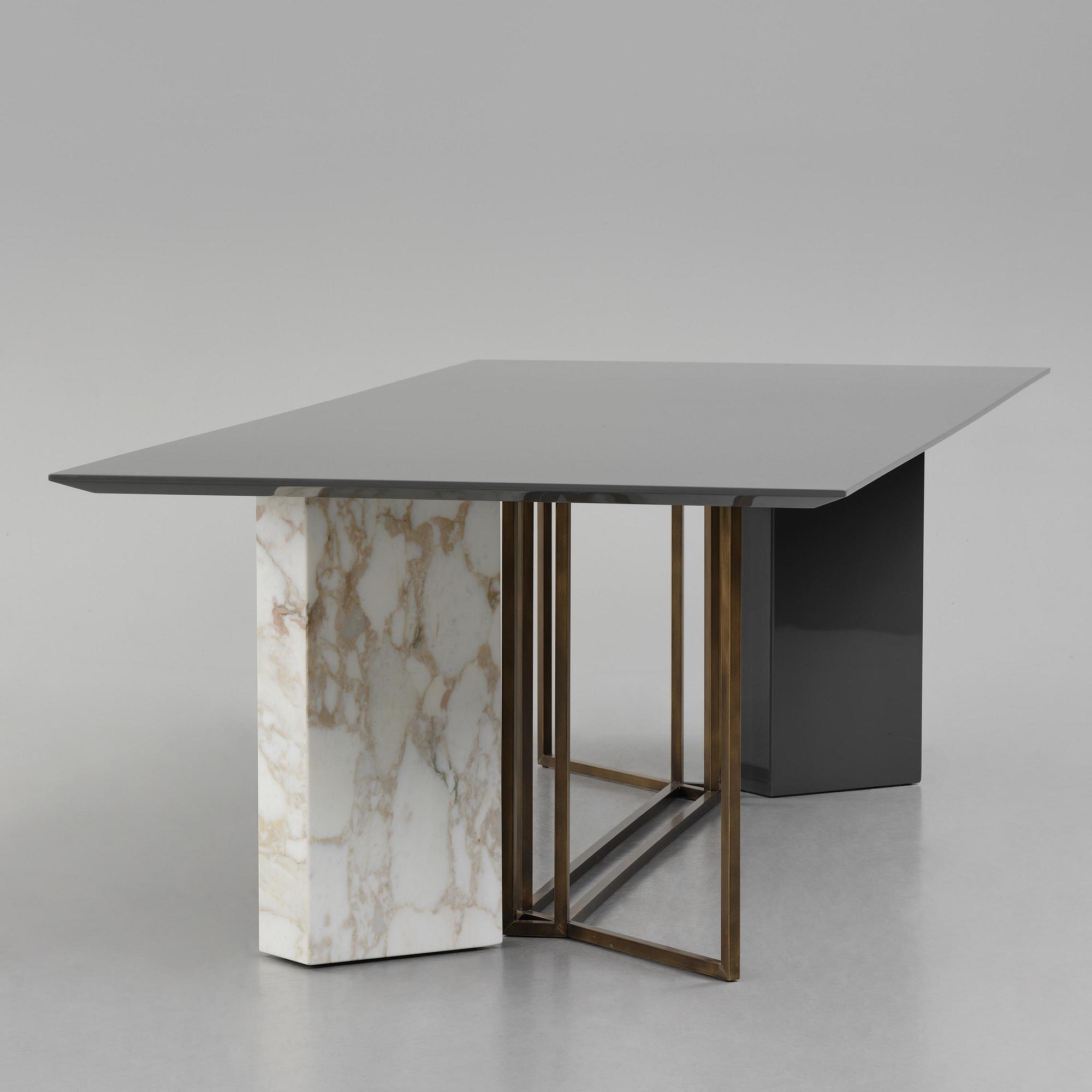 Andrea Parisio, matbord, "Plinto Rectangular", Meridiani, Italien, efter 2015.