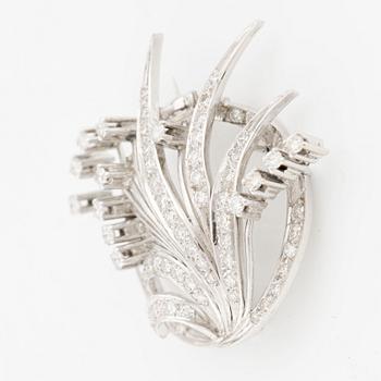 Brooch in 18K white gold with round brilliant and octagon-cut diamonds.