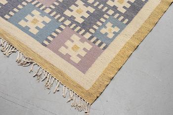 Sigvard Bernadotte, a carpet, "Vitsippa", flat weave, 846 x 395,5 cm, signed SB.