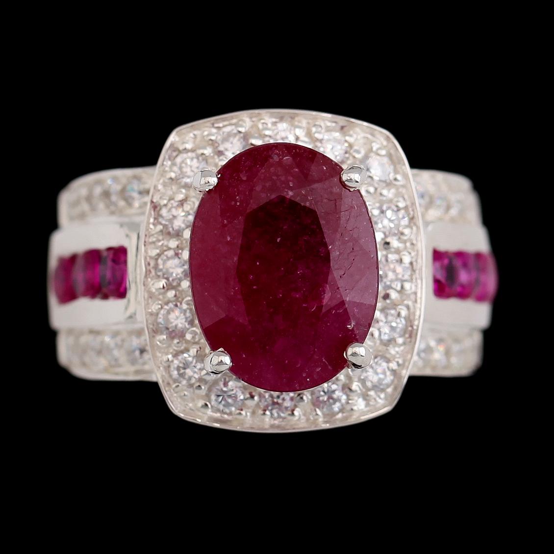 RING, vitguldspläterat sterlingsilver, rubin ca 4.95 ct, vita safirer tot ca 0.30 ct, mindre rubiner tot ca 0.90 ct.