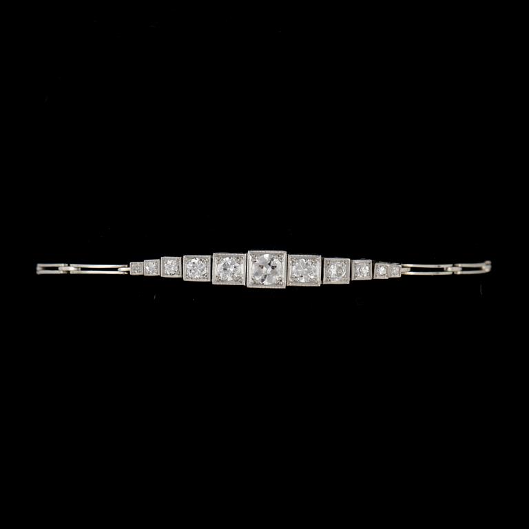 ARMBAND, 18k vitguld och briljantslipade diamanter tot ca1,00ct. CG Hallberg, 1933. Vikt ca 7 gram.