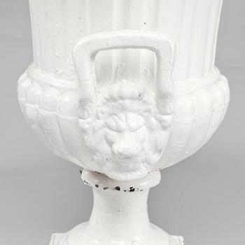 TRÄDGÅRDSURNOR, ett par, gjutjärn, 1900-talets senare del.