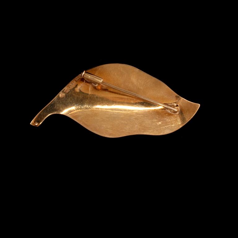 BROSCH, 18k guld med små pärlor, Stigbert, Stockholm, 1958. Vikt 4 g.