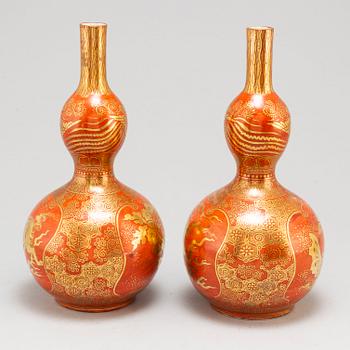 A pair of Japanese vases, early 20th Century.