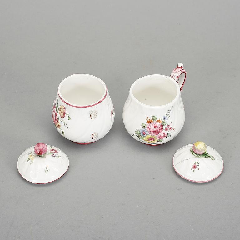 CREMEKOPPAR, ett par, porslin, Marieberg 1760-1782.