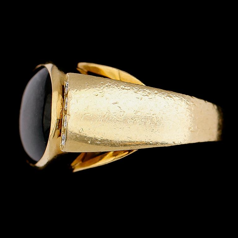 RING, 18 k guld, OC Stockholm 1986. Briljantslipade diamanter. Vikt ca 18,1 g.