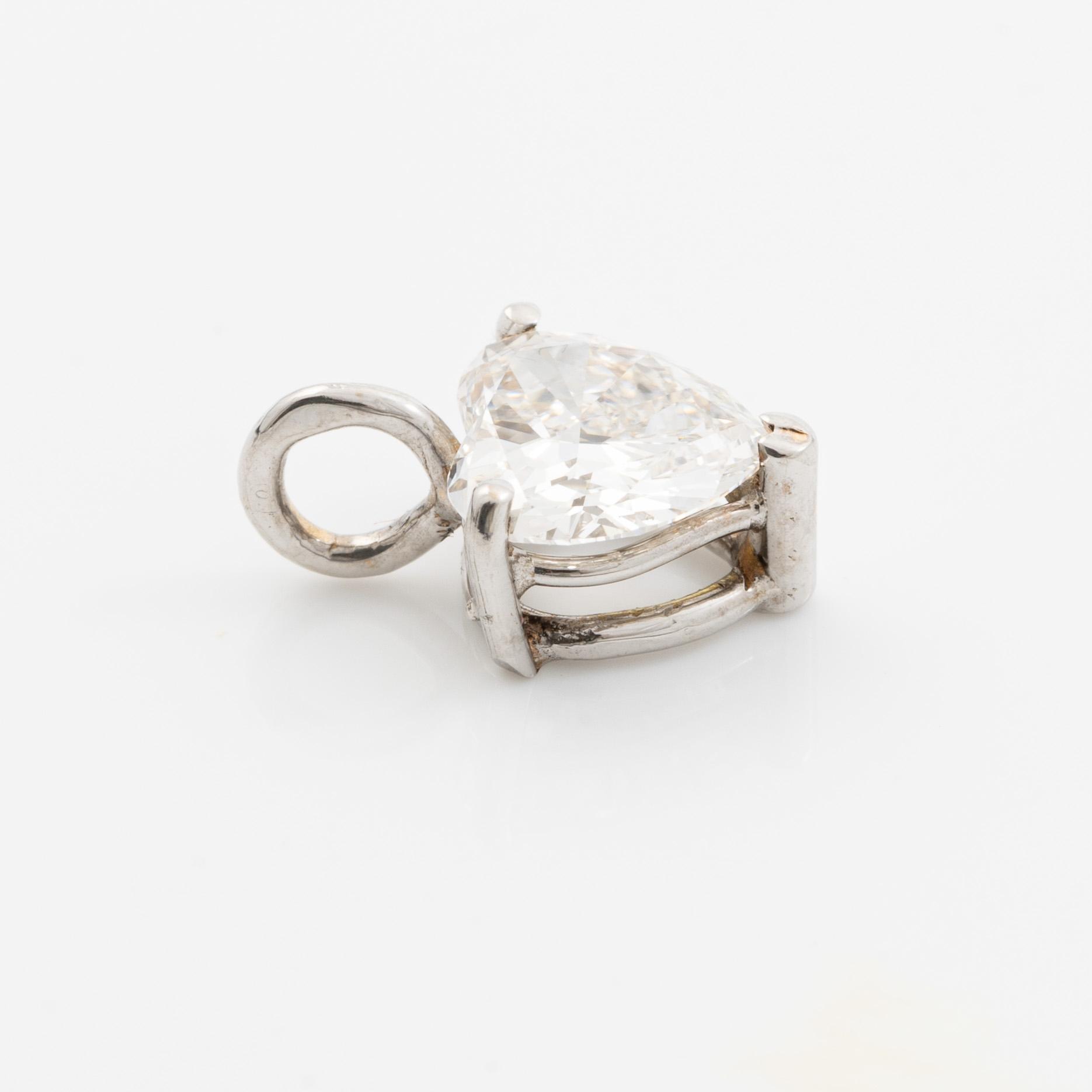 Pendant in 18K white gold with heart-shaped diamond.