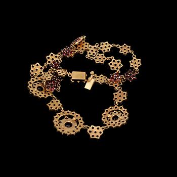 COLLIER, förgyllt silver med fasettslipade granater, 1900-tal.
