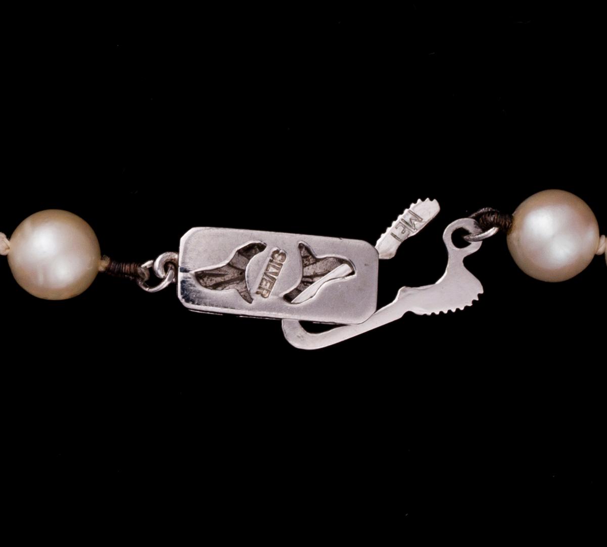 PÄRLCOLLIER, graderade, silverlås med pärldekor. 1900-talets senare hälft.