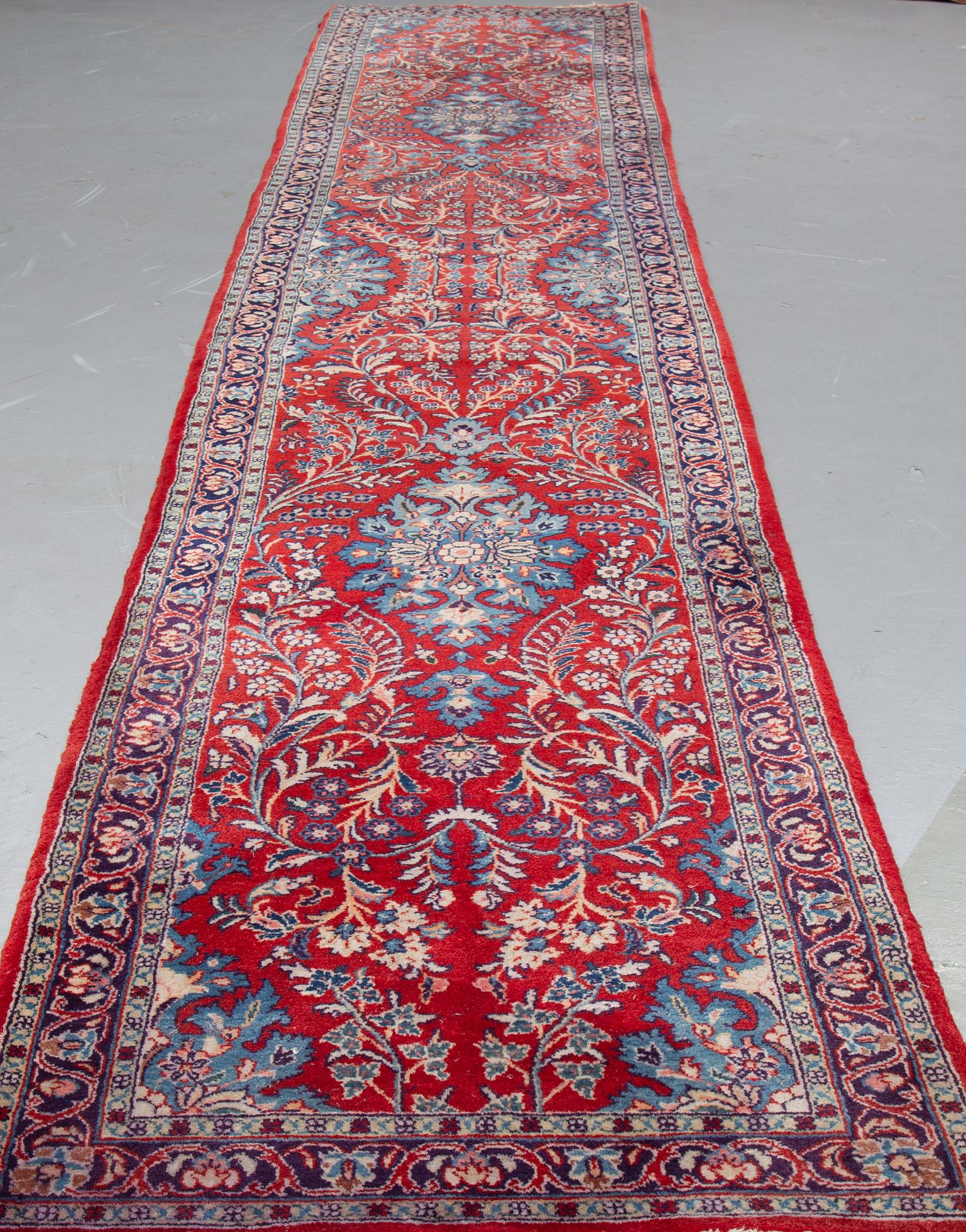 A RUNNER, Sarouk, 511 x 87 cm.