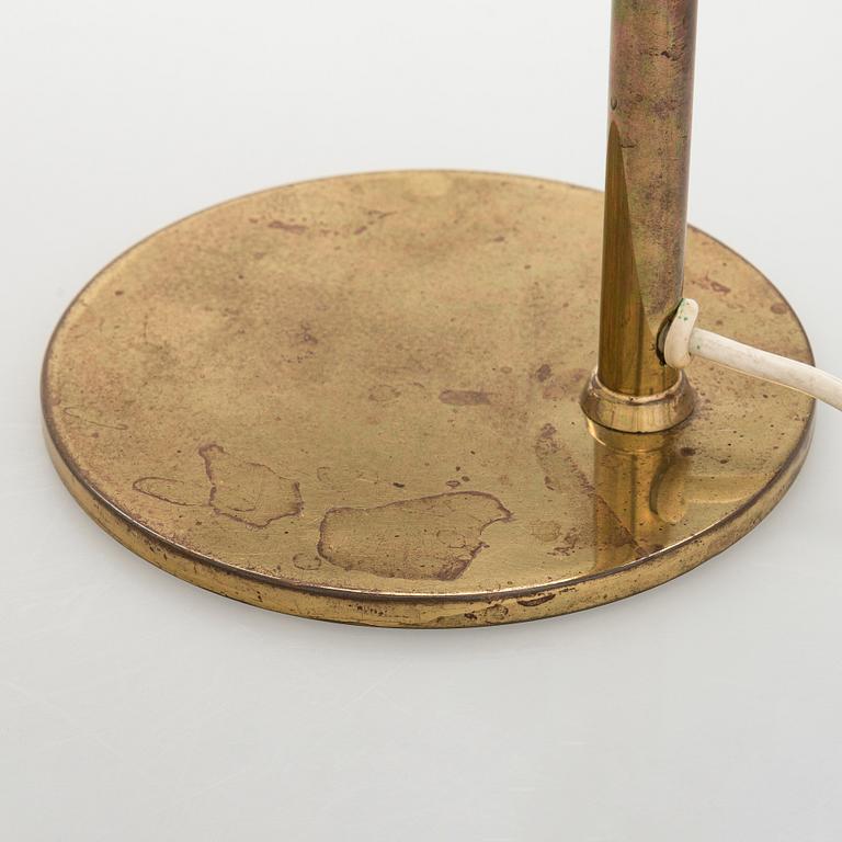 Paavo Tynell, a mid-20th-century  '9227' table lamp for Idman.