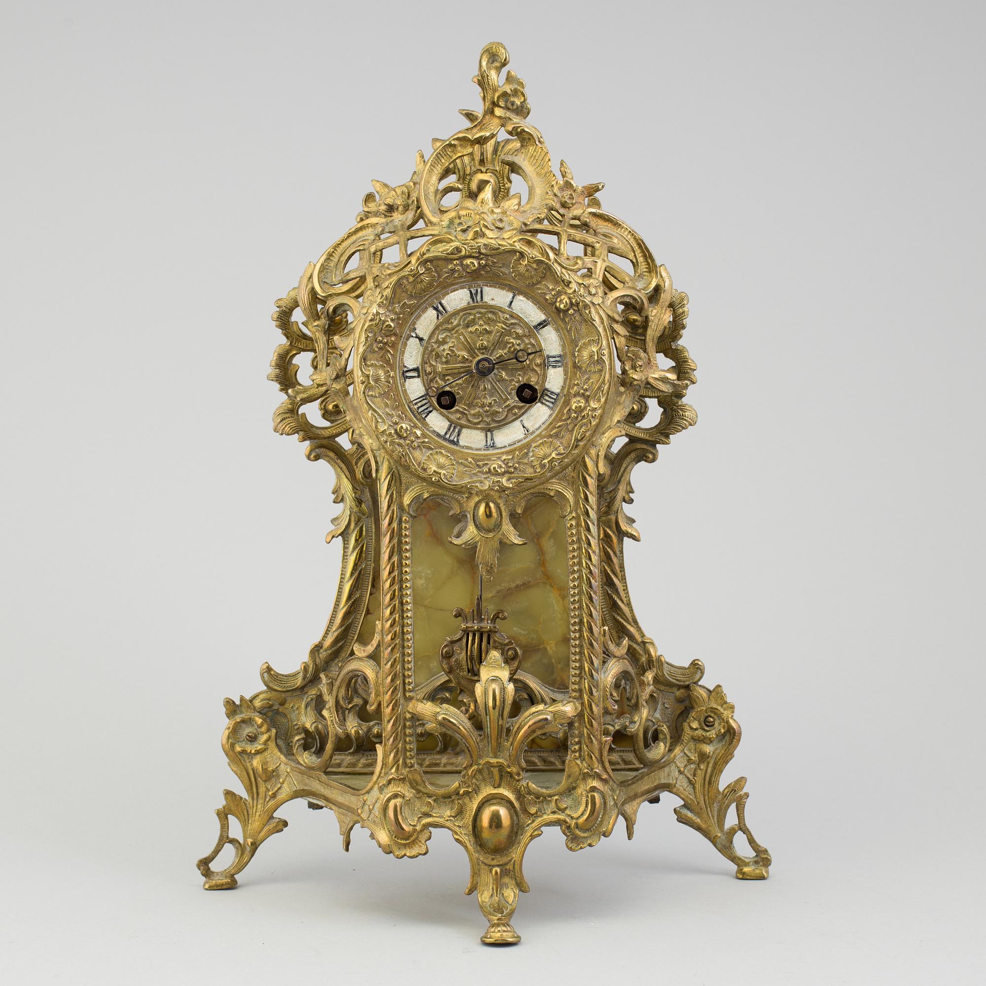 A LOUIS XV-STYLE MANTLE CLOCK, early 20th century.