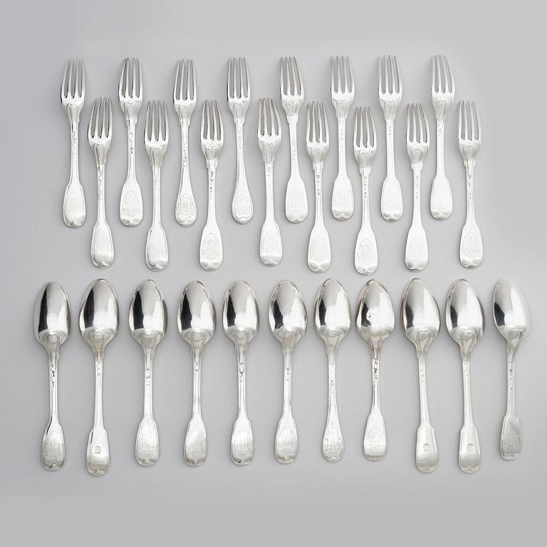 Bestickservis, silver, 27 delar, graverade med Axel von Fersens vapensköld samt tre med Lewenhaupts, Frankrike 1700-tal.
