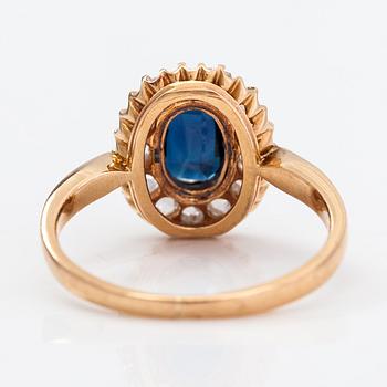 Ring, 18K guld, safir och rosenslipade diamanter. Esko Raitanen, Helsingfors.