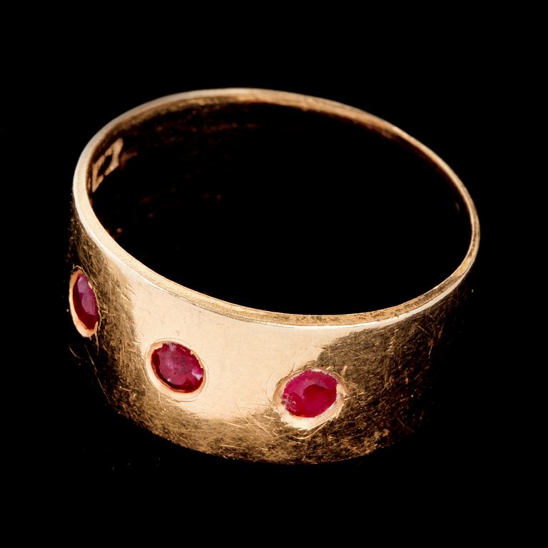 RING, 18k guld med tre små rubiner. Vikt 6 g.