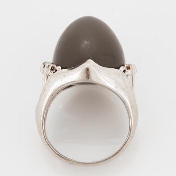 RING  med en stor grå cabochonslipad safir.