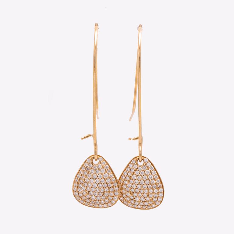 Efva Attling earrings 18K gold with brilliant-cut diamonds 0,64 ct in total inscribed, height approx 4 cm, hook fitting.