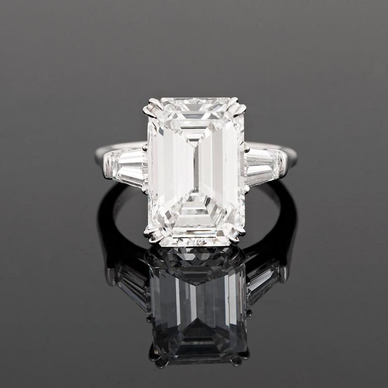 Ring platina med en smaragdslipad diamant.