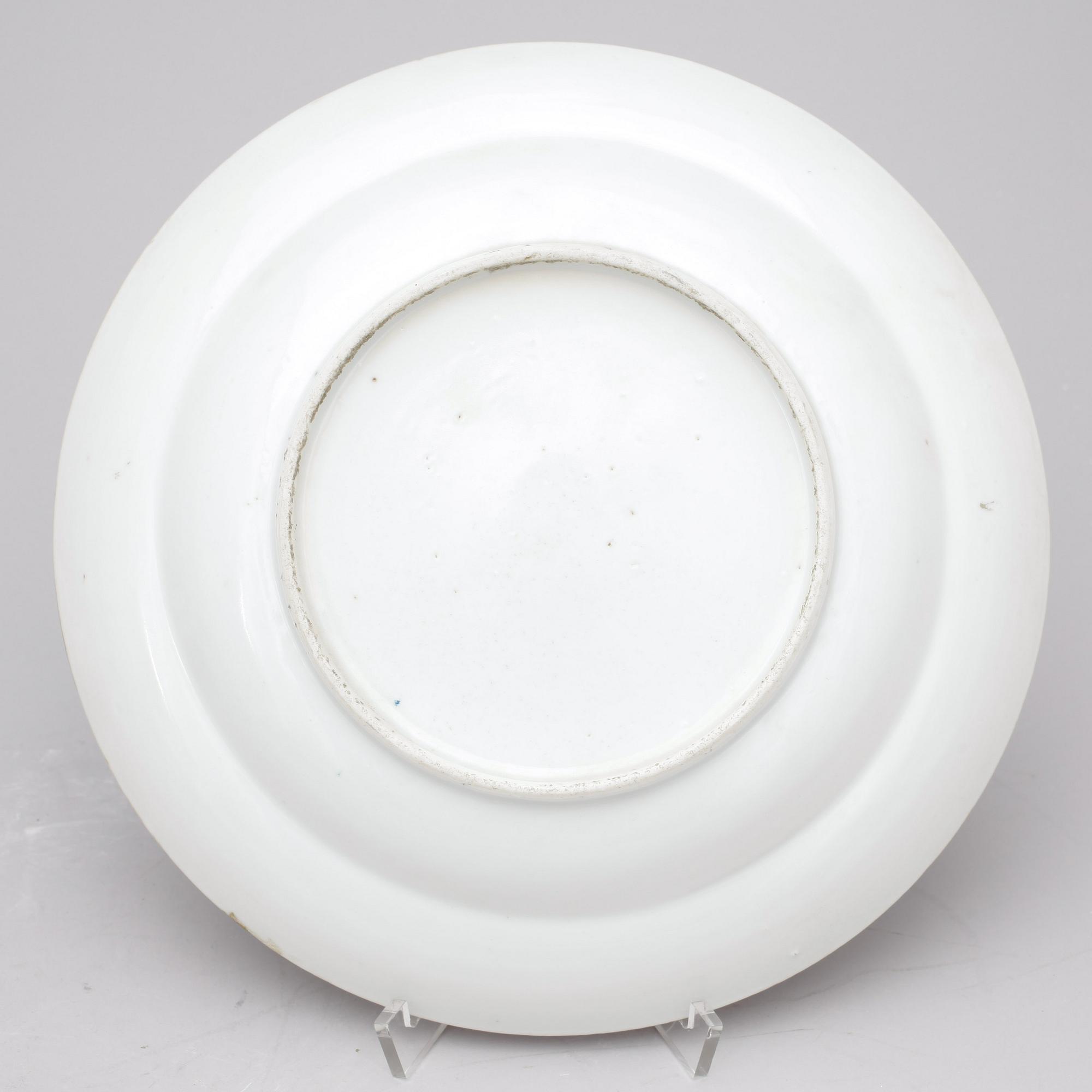 TALLRIKAR samt SKÅLFAT, 3 delar, porslin, Kanton, Kina, 1800-tal.