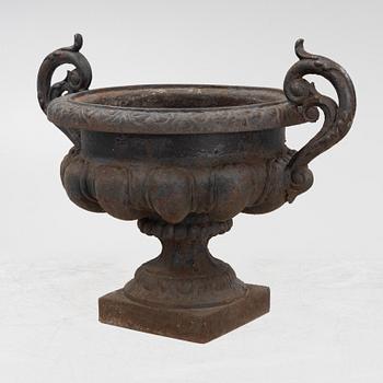 A cast iron garden urn, 20th Century.