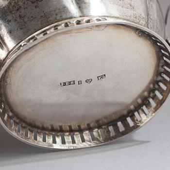 SALTKAR samt GRÄDDKANNA, silver, Senempire, kannan tillverkad av Jacob Engelbert Sundberg, Sundsvall,1864. Vikt ca 169 g.