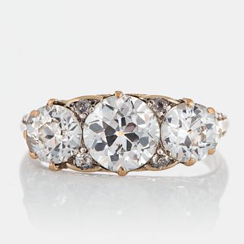 1125. An 18K gold three stone ring with old-cut diamonds with a total weight of ca 3 cts.