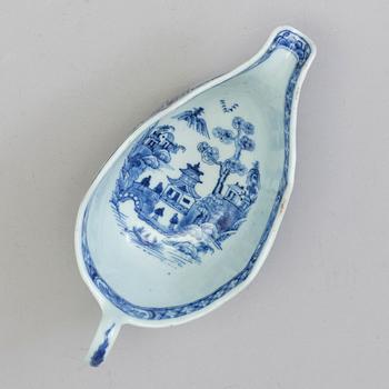 A blue and white export porcelain saucer, Qing dynasty, Qianlong (1736-95).