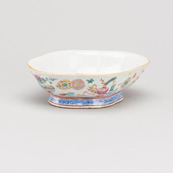 A CHINESE PORCELIAN BOWL, late Qing dynasty, circa 1900.