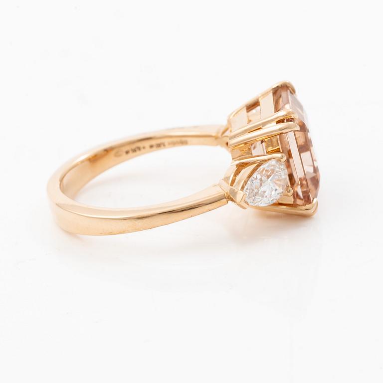 Ring in 18K rose gold with morganite and pear-shaped diamonds.