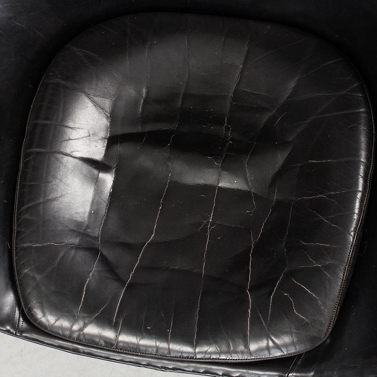 A Danish Arne Jacobsen "Ägget" armchair for Fritz Hansen.