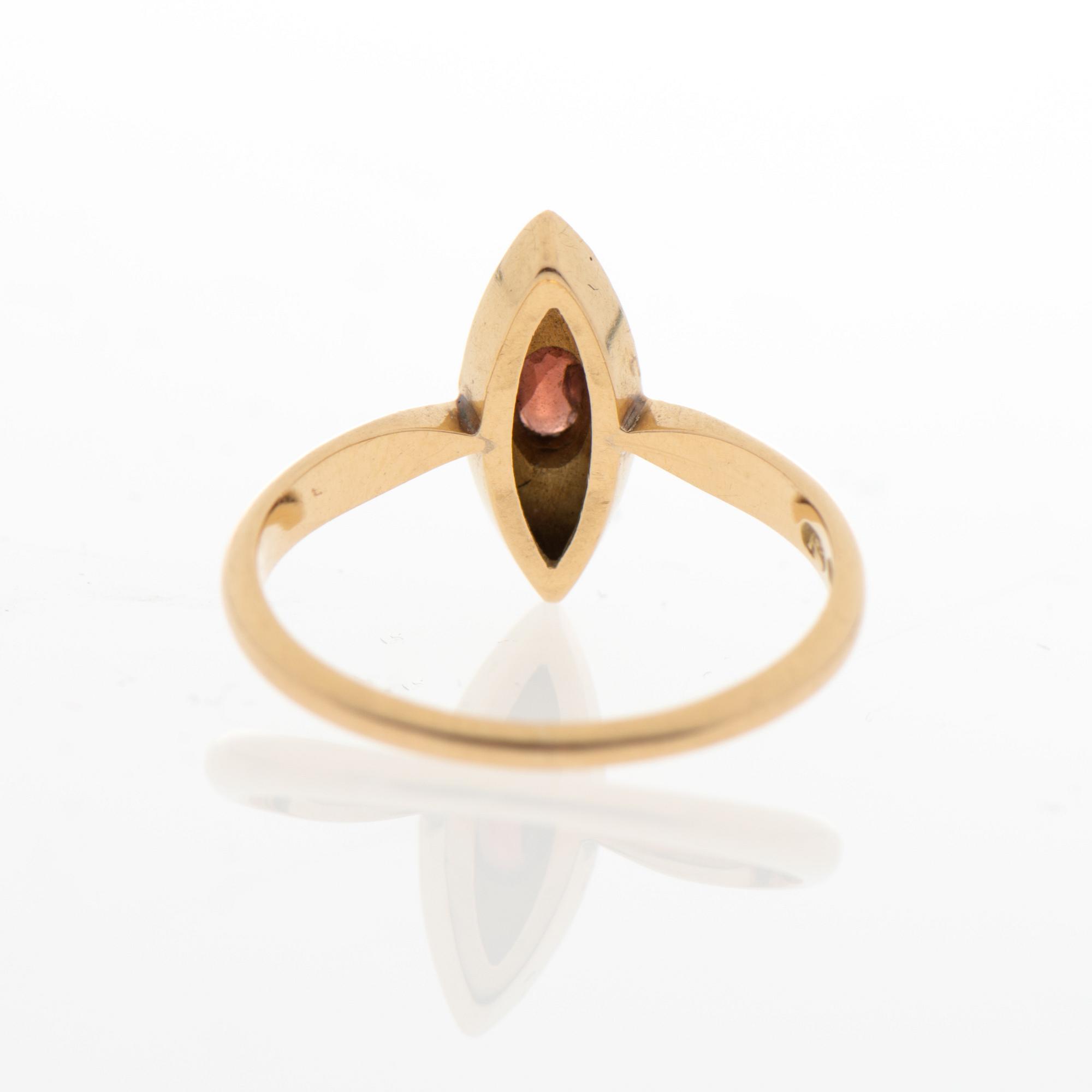 SORMUS, viistehiottu granaatti, helmet, 18K kultaa. Suomen Kultaseppä, Turku.