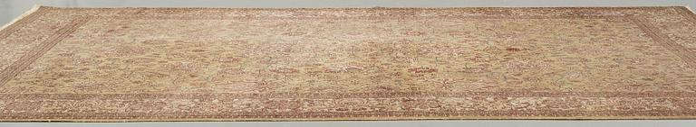 A CARPET, a semi-antique Tabriz Ghannadi, ca 424,5 x 321,5 cm.