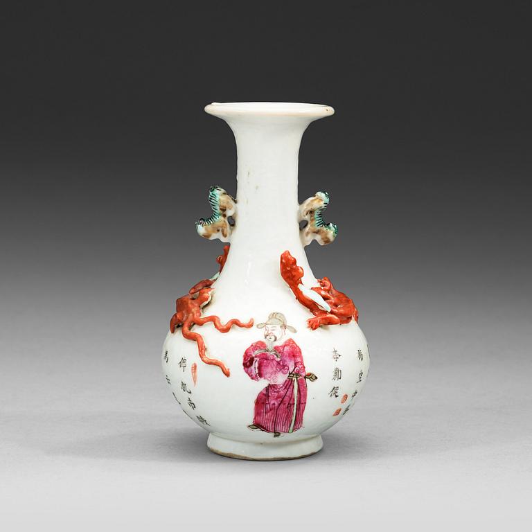 A famille rose dragon vase. Qing dynasty 19th century.